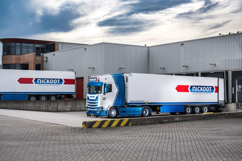 Nickoots 100e (en 101<sup>e</sup>!) is een Scania V8 featured image