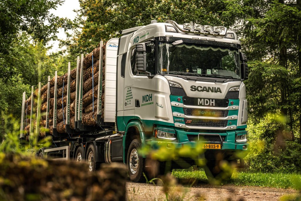 MDH Rondhout stuurt Scania V8 het bos in featured image
