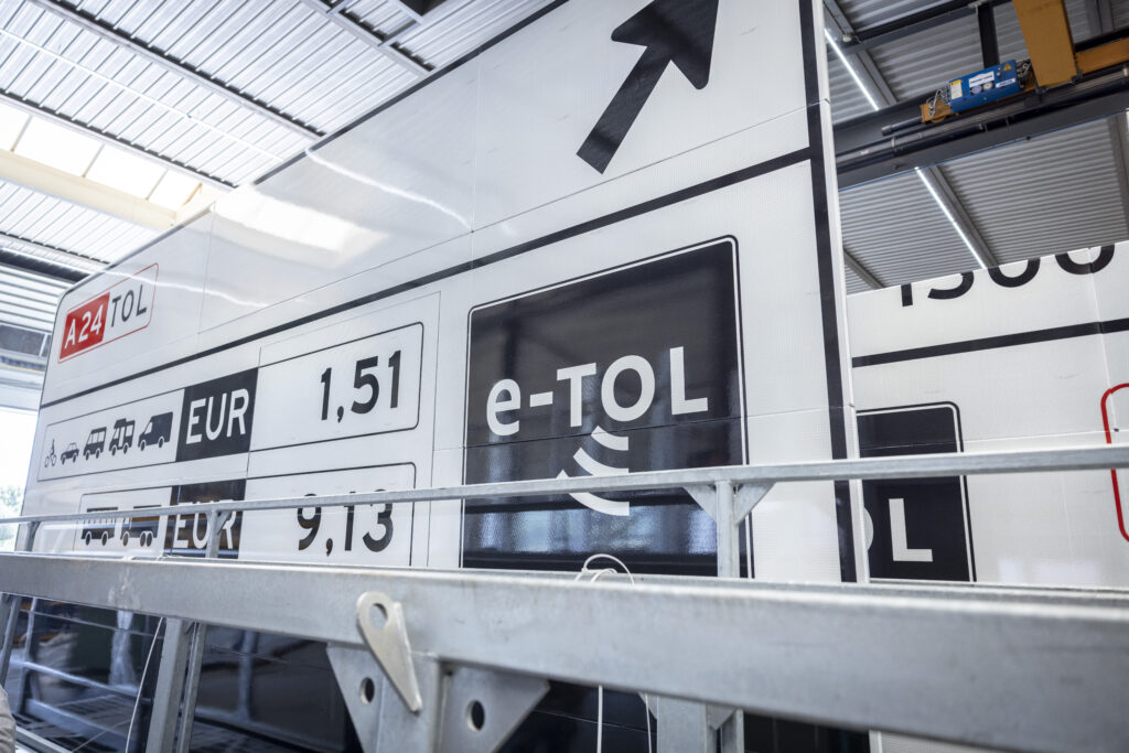 Eerste elektronische tolweg opent met nieuwe verkeersborden featured image