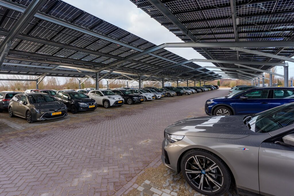 Solar Carport kan straks 10 e-trucks tegelijk laden bij dc Vomar featured image