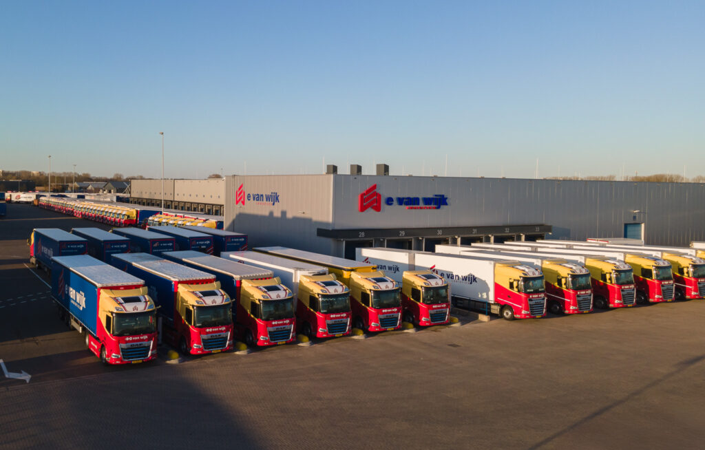 Zes elektrische DAF’s XD voor E. van Wijk Logistics featured image