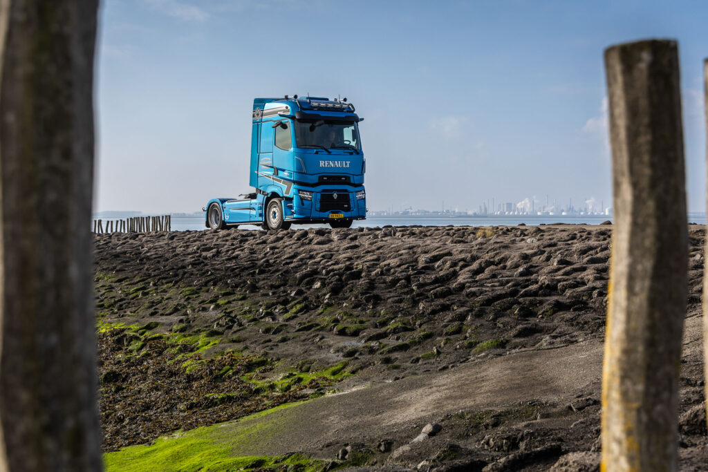 Hannewijk Transporten bestaat 70 jaar en trakteert zichzelf op exclusieve Renault Trucks T High featured image