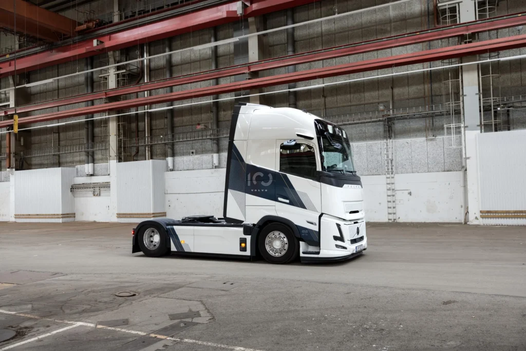 Volvo Trucks is 100 jaar en viert dat met speciale trucks featured image